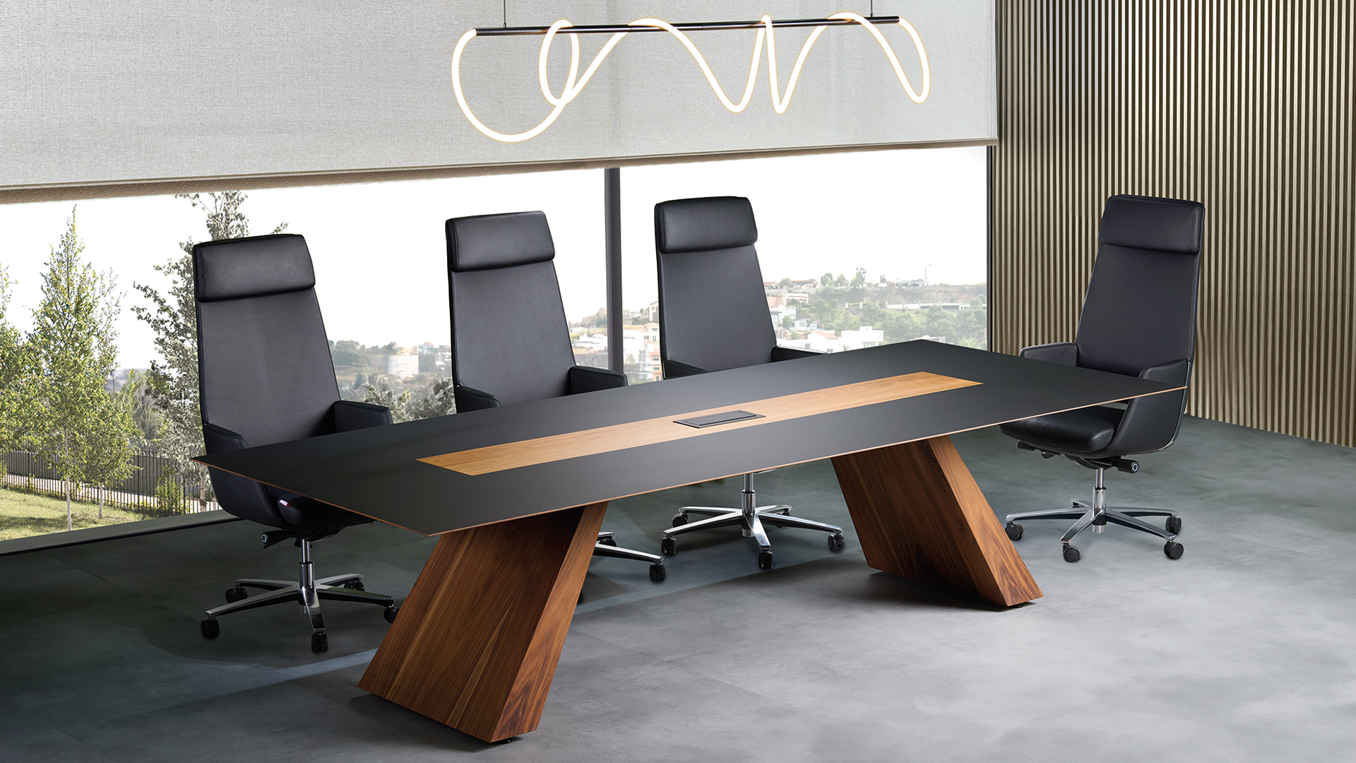 Sala de juntas equipada con mobiliario de Moetti Toscana, diseñada para fomentar la creatividad y la interacción entre colaboradores.